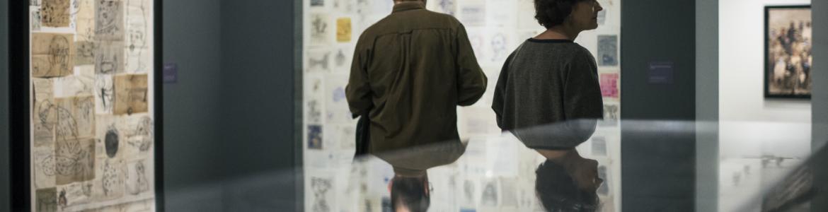 Exposición Carmen Calvo Dos visitantes observando dibujos realizados por Carmen Calvo