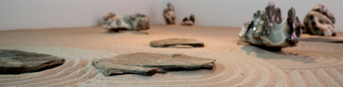 Ampparito en la Sala de Arte Joven. Foto Nalia Arenas Suelo con arena y piedras de sal