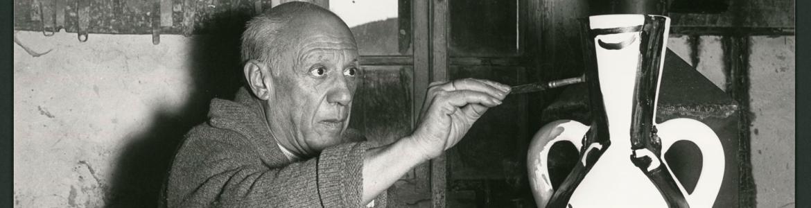 Pablo Picasso pintando una cerámica en el taller de Madoura, 1953. Andre Villers © VEGAP, Madrid 2025 Picasso pintando un vaso de cerámica en su taller