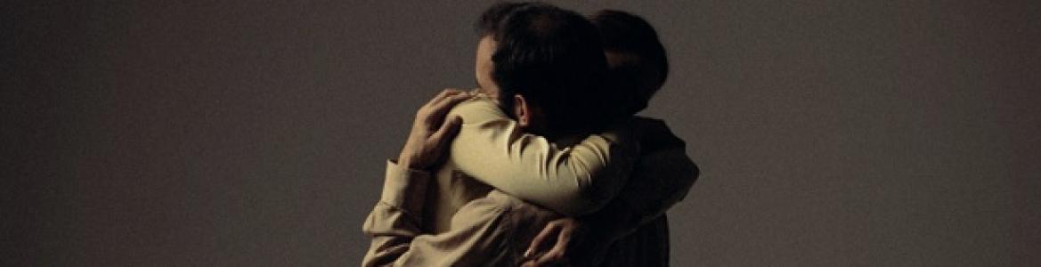 DOS BAILARINES ABRAZADOS ESCENA DEL ESPECTÁCULO DE DANZA CUANDO ES SOLO UN SEGUNDO