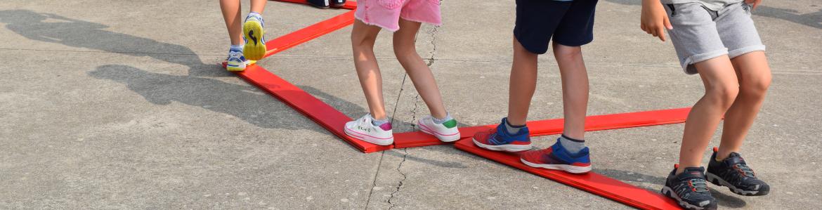 ¡1, 2, 3 Performa! Foto La Juan Gallery Niños y niñas jugando en una plaza en una performance