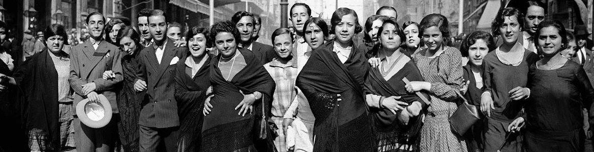 Grupo de personas en la calle mirando y sonriendo a la cámara