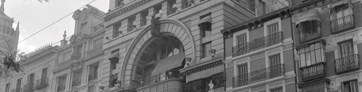 Foto en blanco y negro de una fachada de un edificio antigo