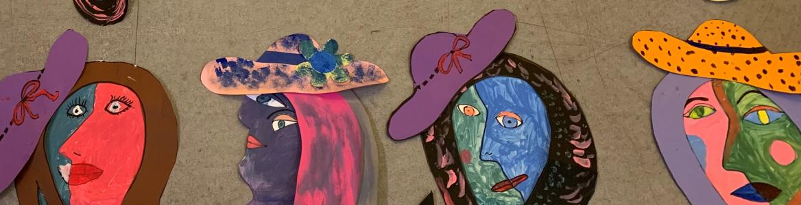 Varias caretas pintadas por niños