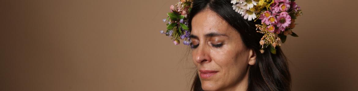 Fotografía de una mujer con un tocado de flores en la cabeza