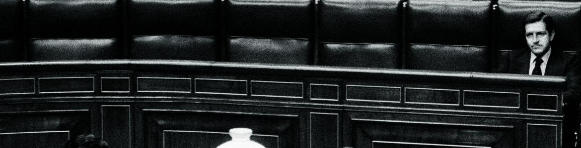 Imagen del presidente Adolfo Suárez sentado solo en el congreso, con todas las butacas vacías
