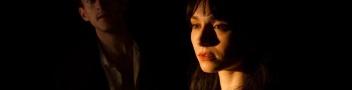 dos actores en escena de la obra LAS BIZARRÍAS