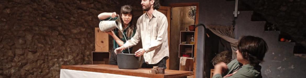fotografía de escena tres personas delante de  una mesa en una casa de pueblo
