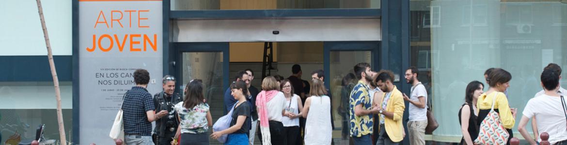 Programa CRÁTER 2020 Público en el exterior de la Sala de Arte Joven