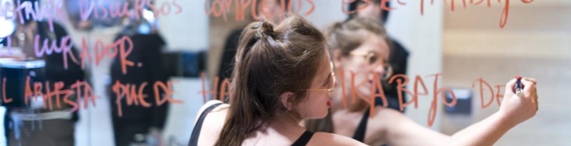 Talleres para jóvenes artistas Participante en un taller artístico escribiendo en un espejo