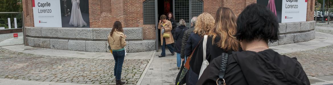 Vista de una exposición con trajes de diseño