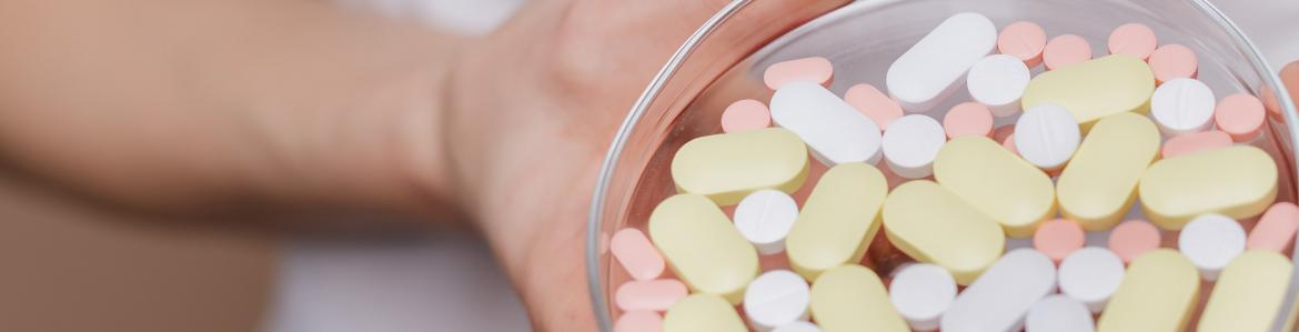 Dispensación de medicamentos enfermeros y enfermera mano entregando medicamentos