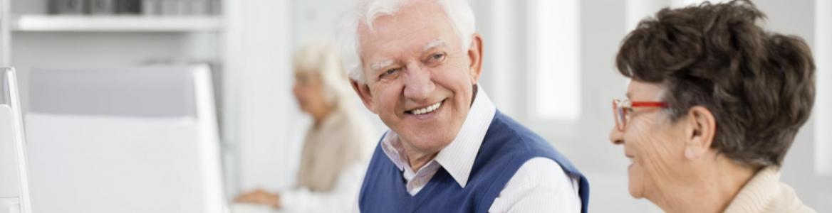 Talleres para personas mayores Pareja mayor con ordenador