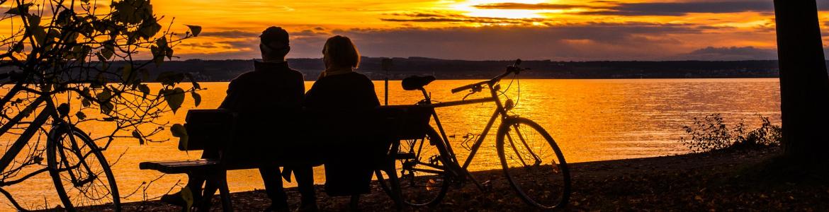 Ciclistas a orillas del pantano