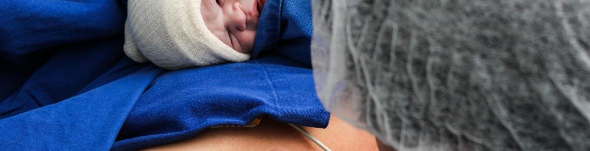 BEBE RECIÉN NACIDO CON PADRES EN PARITORIO