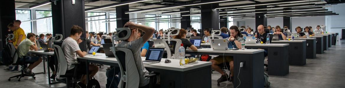 Imagen personas trabajando con ordenadores