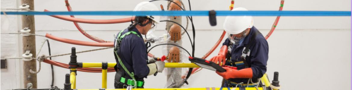 trabajadores de electricidad con cables