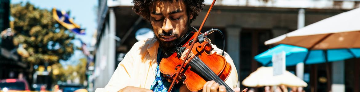 imagen músico con instrumento