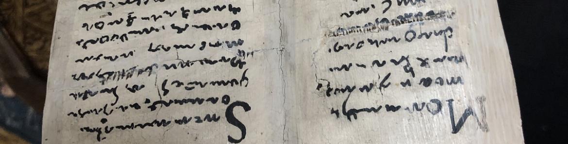 Detalle del libro que porta Santa Teresa de Jesús entre sus manos después de su restauración