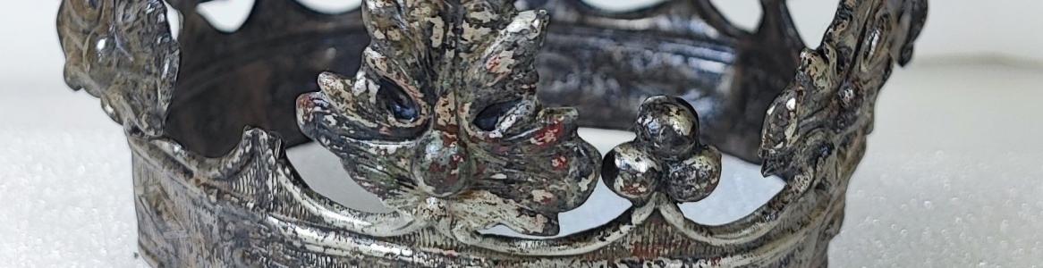 imagen de una corona de plata decorada