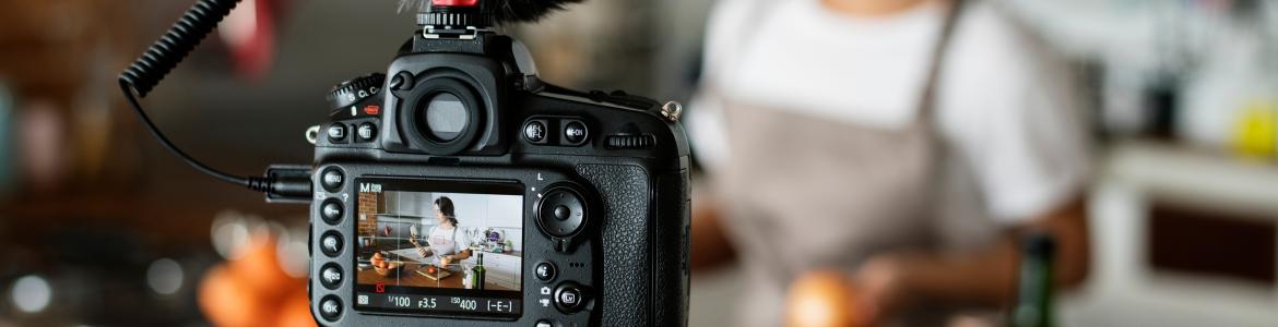 foto influencer cocina imagen de creadora de contenido