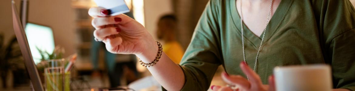 mujer con tarjeta y ordenador