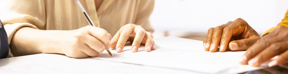 mujer firmando documentos