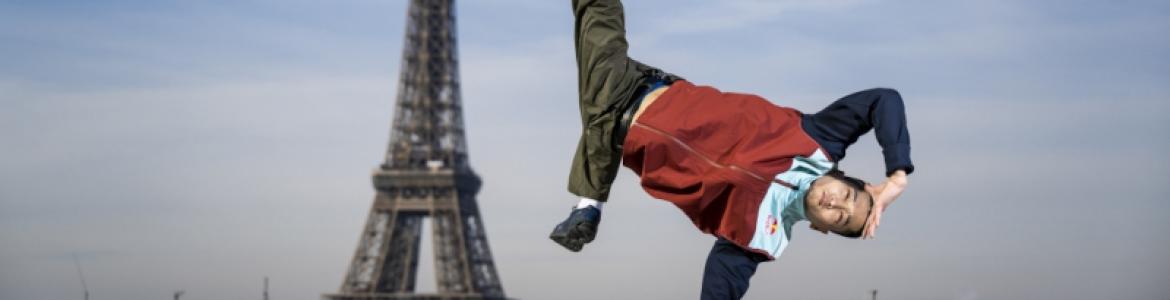 LA FOTOGRAFÍA MUESTRA UN BAILARÍN DE BREAK BAILANDO FRENTE A LA TORRE EIFFEL