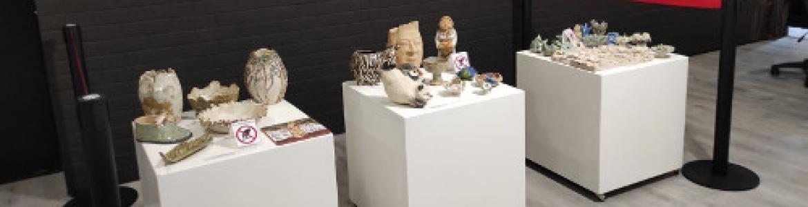 fotografía del hall del centro, muestra los trabajos de pintura y cerámica