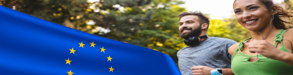 Personas sonrientes haciendo deporte con la bandera europea de fondo