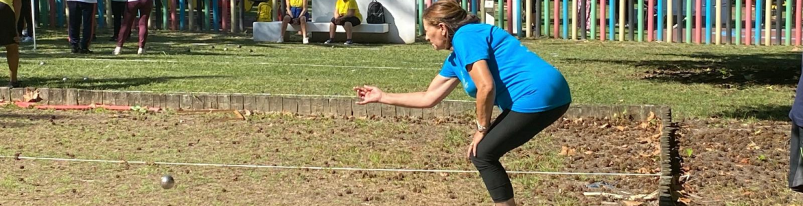 Persona mayor jugando a la petanca