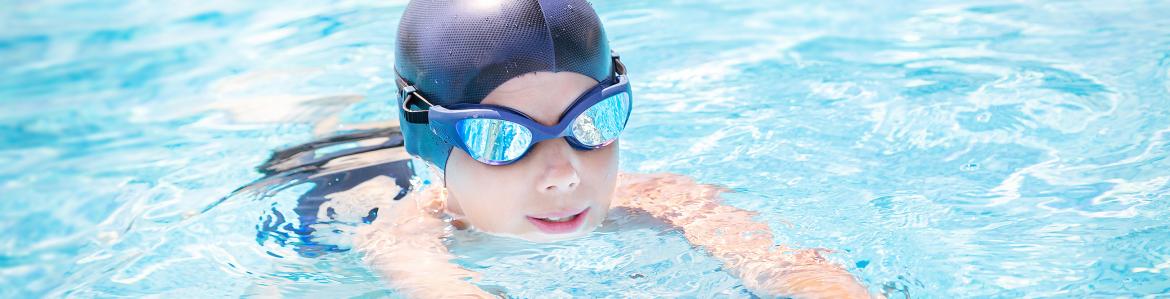 Niño practicando natación