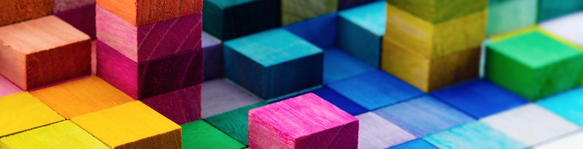 ¿Y ahora qué? cuadraditos de madera de distintos colores apilados más y menos cantidad