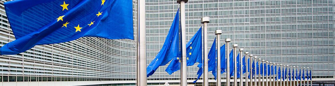 Banderas de la UE ondeando delante del edificio Berlaymont