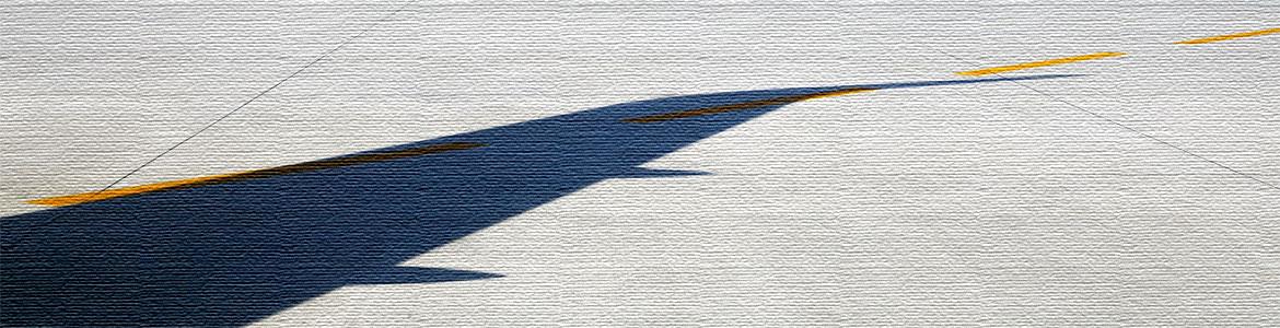 Residir en el extranjero Sombra de un ala de un avión sobre la pista de despegue