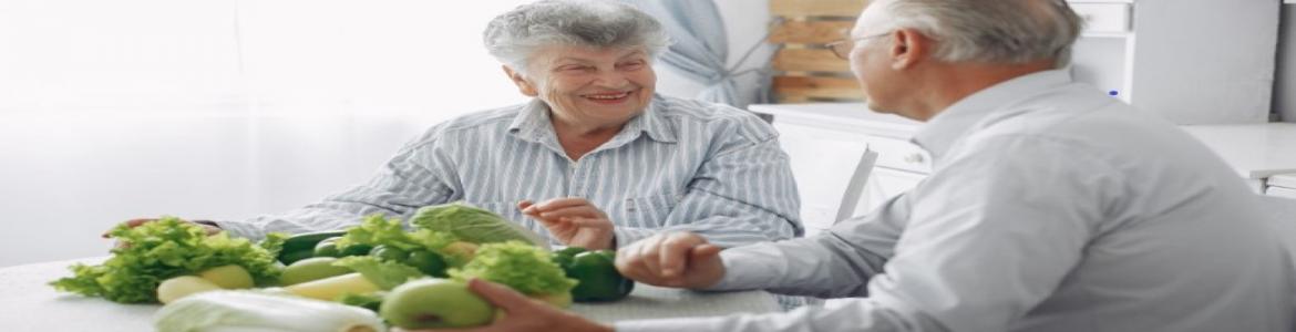 ancianos comiendo en la residencia de ancianos.