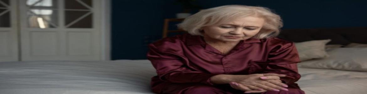 AV Problemas emocionales y su efecto en la capacidad funcional de la persona mayor. Mujer mayor sentada en la cama con la mirada perdida.