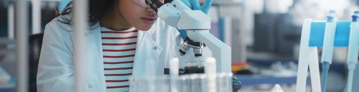 Imagen de profesional en laboratorio