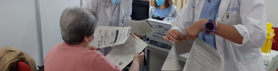Enfermeras realizan estudio serológico en el Centro de Salud Barrio del Pilar 12 de Mayo, Día Mundial de la Enfermería