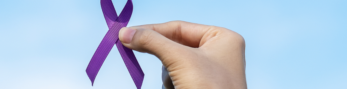 Jornada sobre fibromialgia Manu sujeta lazo morado