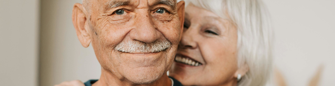 Imagen de dos personas de edad avanzada