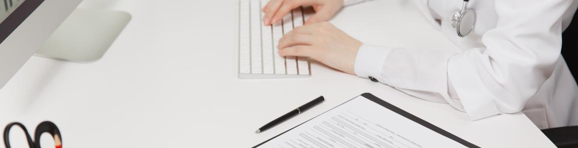 Facultativo Especialista en Admisión y Documentación Clínica Manos encima de documentación y carpeta pinza