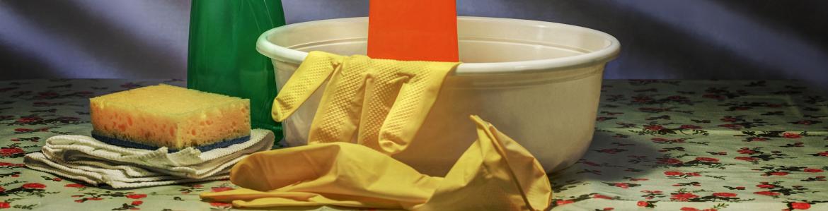 Barreño, guantes y productos químicos para limpieza