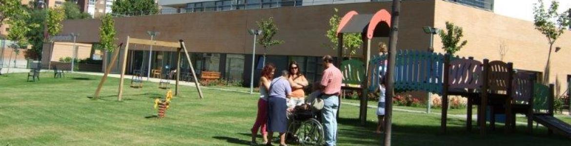 Jardín y fachada residencia mayores