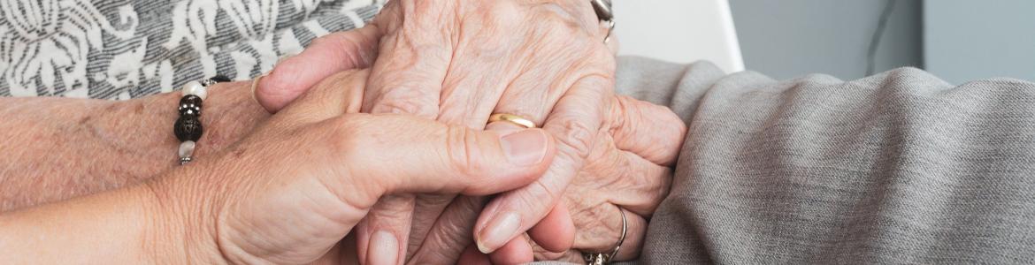 Actuaciones con enfermos de Parkinson Manos personas mayores enlazadas
