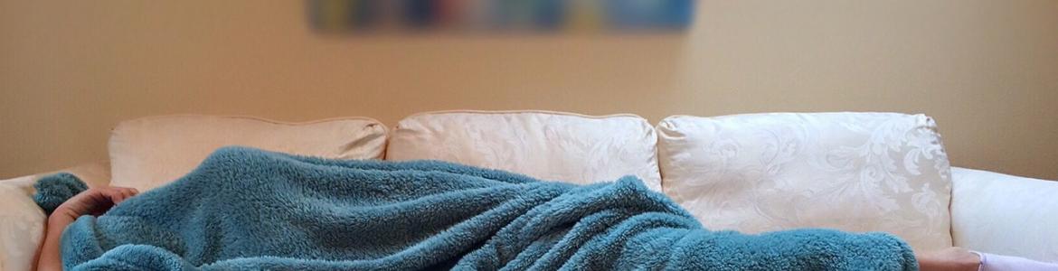 Persona durmiendo en un sofá