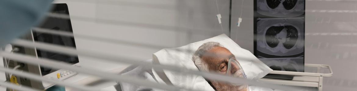 Innovación y nuevos retos clinicos en pacientes críticos Imagen de un paciente en una camilla tumbado