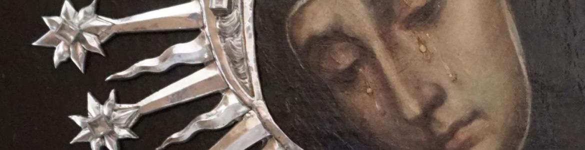 Detalle de Virgen Dolorosa tras su restauración imagen de una pintura que representa una virgen con el rostro reclinado, llorando y portando corona de plata