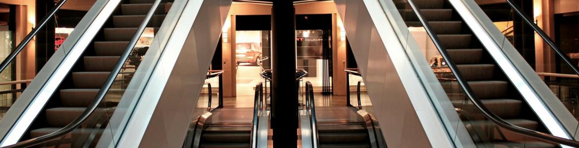 Apertura de centro de trabajo o reanudación de la actividad Imagen de escaleras automáticas en Centro Comercial