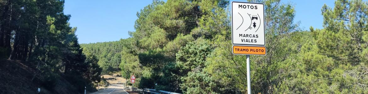 Fotografía carretera y señal vertical